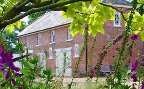 The Georgian Coach House:New Forest With Hot Tub